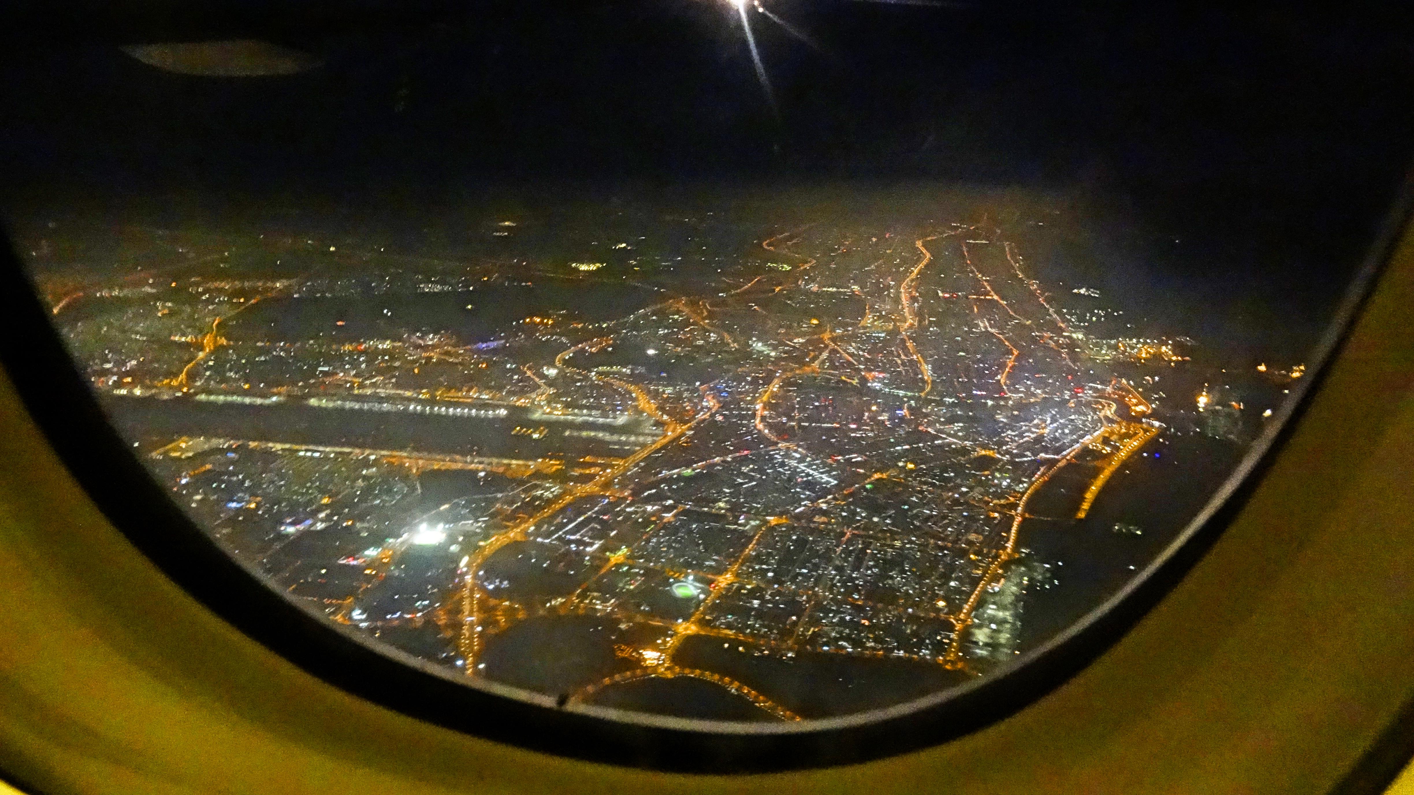 Wycieczka do Dubaju widok z okna samolotu dubaj nocą nightview