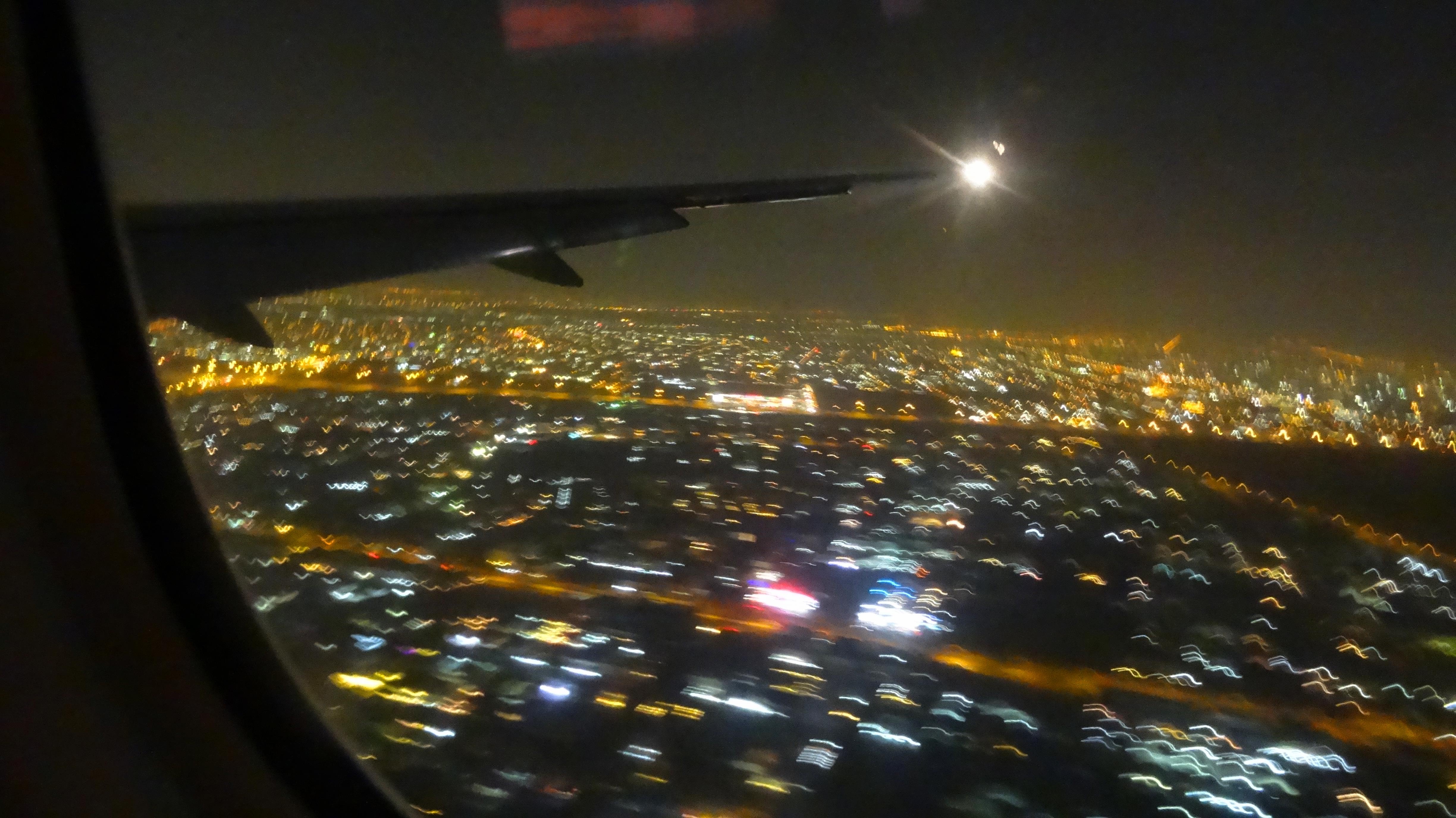 Wycieczka do Dubaju widok z okna samolotu dubaj nocą nightview